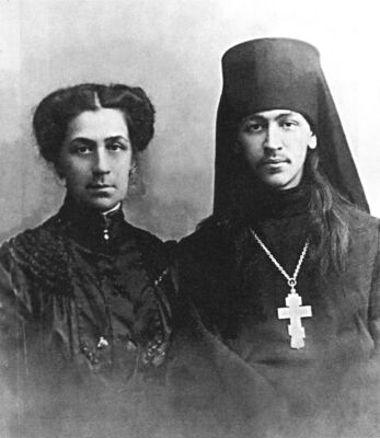 1 Иеромонах Нестор (Анисимов) с мамой Антониной Евлампиевной перед отъездом на Камчатку (фото 1907 г.)