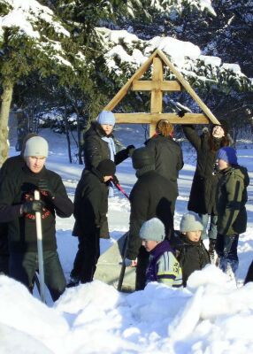 Работа по освобождению святыни из снежного плена