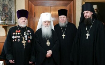 Митрополит Ювеналий с награжденными: прот. Василием Брылевым, прот. Николаем Погребняком и игуменом Иоанном (Самойловым)