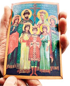 Копия иконы Святых царственных мучеников мироточит до сих пор (фото В. Ведьманова)