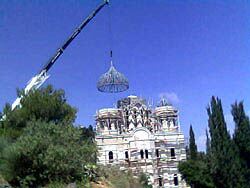 Установление купола на храм Всех святых в Горненском монастыре 