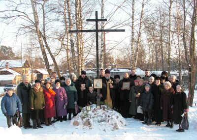 У поклонного креста на месте "Светёлки" 1 января 2006 г.