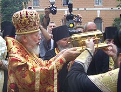 Блаженнейший митрополит Владимир принимает ковчег с десницей святого пророка Иоанна Предтечи