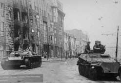 Танки на улицах Харькова. 1941 г.