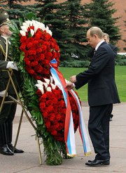 Владимир Путин возлагает венок к могиле неизвестного солдата (фото KM.ru)