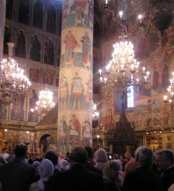 Русские богомольцы в Успенском соборе
