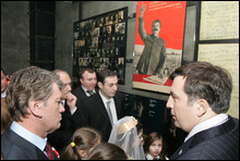 Саакашвили показывает Ющенко музей так называемой "советской оккупации"