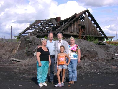 Автор статьи (слева) с семьей и Николай Браун в "Перми-36"