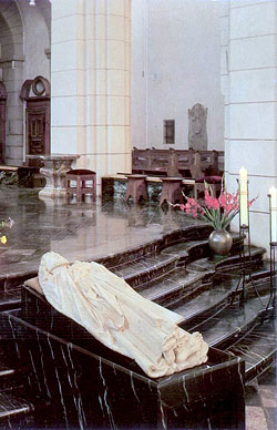Мощи св. апостола Матфия (ковчег с ними вмонтирован в мраморное надгобие). Трир, Германия