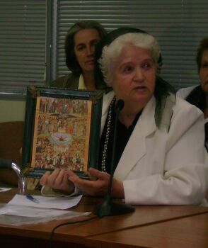 К. М.Соболева показывает икону РПЦЗ "Собор святых новомучеников Российских"