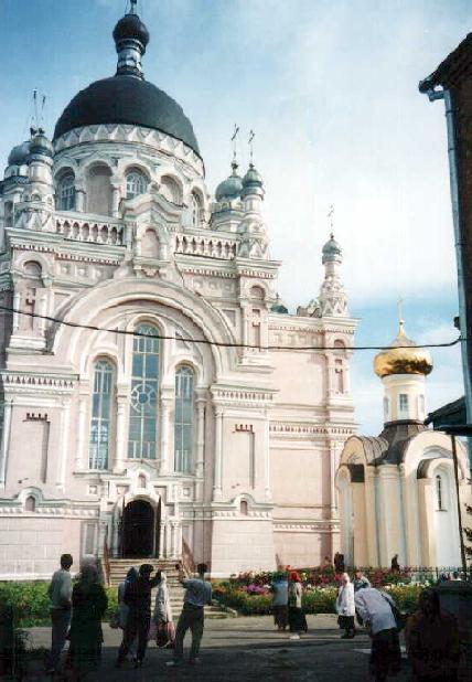 Казанский женский монастырь в Вышнем Волочке. Справа - часовня над могилой блаженной Любушки Сусанинской