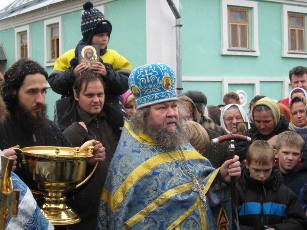 Крестный ход (в центре - архимандрит Сергий (Булатников)