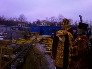 Отей Геннадий окропил святой водой основание Екатерининского собора