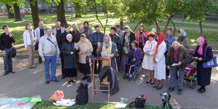 Молебен в поддержку общины церкви Святого Апостола Матфия в ее борьбе с безбожниками