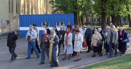 Крестный ход в поддержку общины церкви Святого Апостола Матфия в ее борьбе с безбожниками