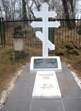 Надгробье вблизи Преображенской церкви, на месте захоронения 13 бойцов Воткинской народной армии, погибших в 1918 г.