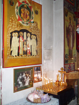 В Крестовоздвиженском храме - икона и фото царственных великомучеников