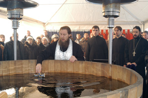 Протоиерей Александр Пашков освящает воду в купели