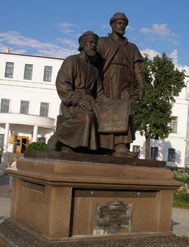 Памятник зодчим Казанского Клемля - мусульманин и православный