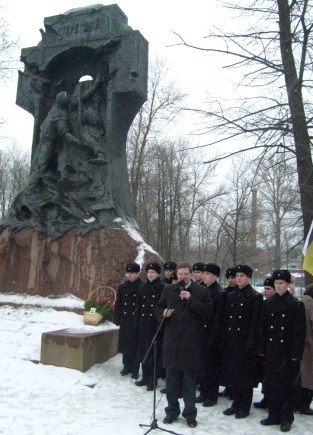 Евгений Юркевич выступает у Памятника миноносцу "Стерегущий" 11 марта 2009 года