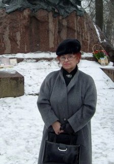 Ольда Панина у Памятника миноносцу "Стерегущий" 11 марта 2009 года