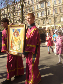 Крестный ход. С иконой Царственных мучеников - Максим Тарасов и Ярослав Тиховодов (справа)