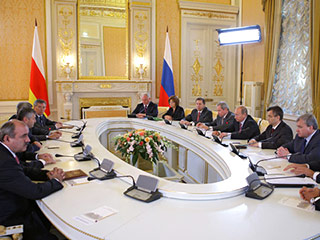 Переговоры В.Путина с Э.Кокойты (Фото с сайта Правительства России)