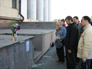 3 сентября 2009г. петрозаводчане во время молитвенного стояния на месте оскверненной святыни