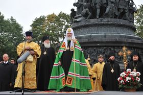 Патриарх Кирилл у памятника *Тысячелетие России* (Фото с сайта Патриархия.ру)