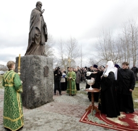 Освящение памятника преподобному Иосифу Волоцкому (фото с сайта Патриархия.ru)