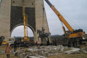 Разрушение Мемориала славы в Кутаиси
