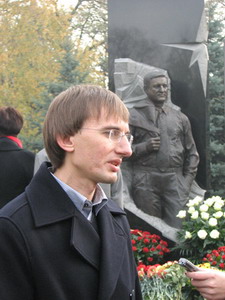 Андрей Кушнарев у могилы отца