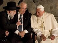 Папа с иудеями
