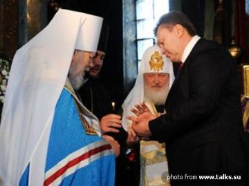 Виктор Янукович принимает в дар перстень