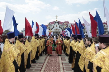 Патриарха Кирилла встречают у входа в храм Петре и Павла в Прохоровке
