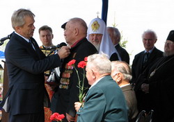 Губернатор Белгородчины Е.Савченко вручает юбилейную медаль ветерану В.Г.Лопину