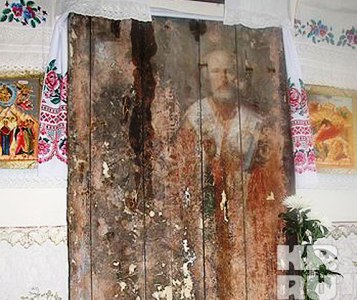 Проступившая на двери икона св. Николая (фото: Комсомольская правда)