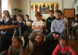 Ученики и учителя слушают рассказ о войне