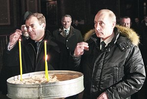 Д.Медведев и В.Путин в храме