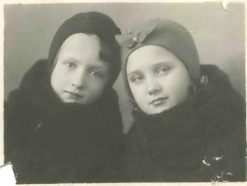 Сестрички Симочка и Шурочка (слева). Последняя зима пред войной