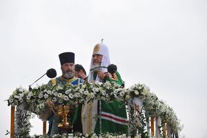 Патриарх Кирилл освящает Надвратную икону Спаса. 28.08.2010.