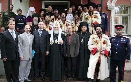 Патриарх Кирилл и казаки (фото с сайта Патриархия.Ру)