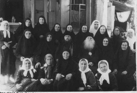 Митрополит Николай с монахинями