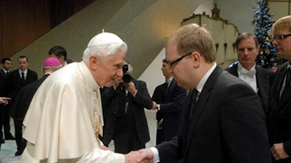Бенедикт XVI с с министром иностранных дел Эстонии Урмасом Паэтом (с сайта RUS.ERR.EE)