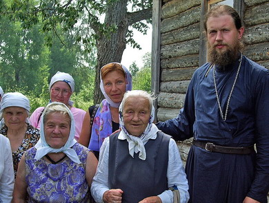 Священник Михаил Ганешин с прихожанками
