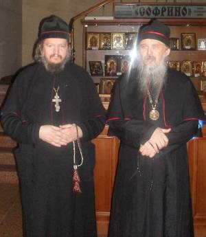 Игумен Кирилл (Сахаров) (слева) на Рождественских чтениях