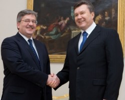  В.Янукович и Б.Коморовский 