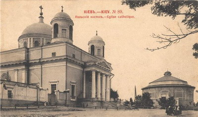 Александровский костел, справа - павильон «Голгофа», вид с улицы Костельной 