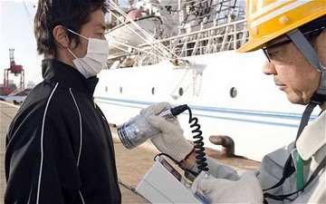 работник аварийной бригады :Фукусима 50: проходит радиационную проверку