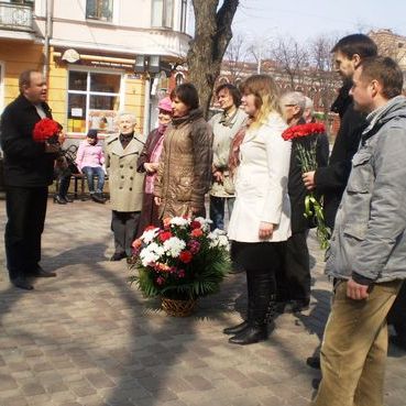 Представители Русской общины Полтавской области у памятника Гоголю